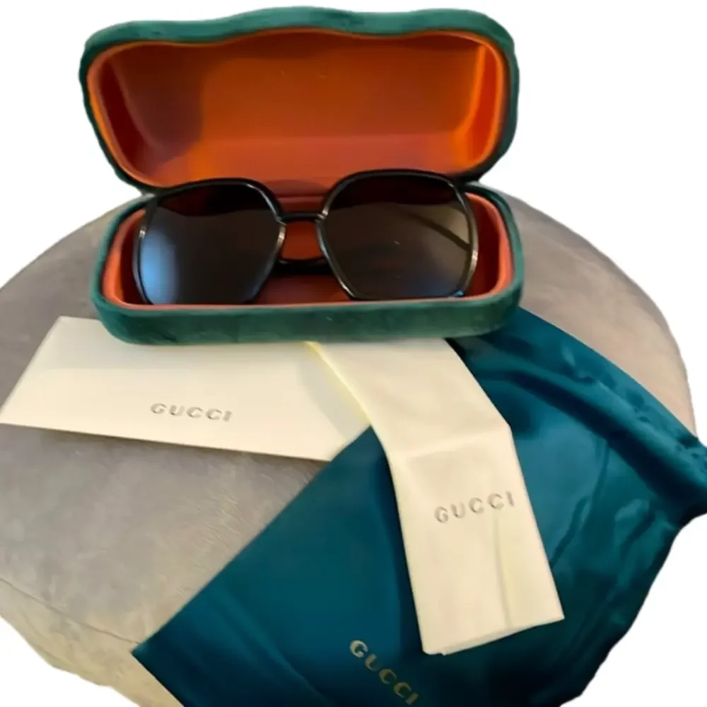 NWOT GUCCI BLACK OVERSIZED SUNGLASSES WITH PAPERWORK - Picture 1 of 7